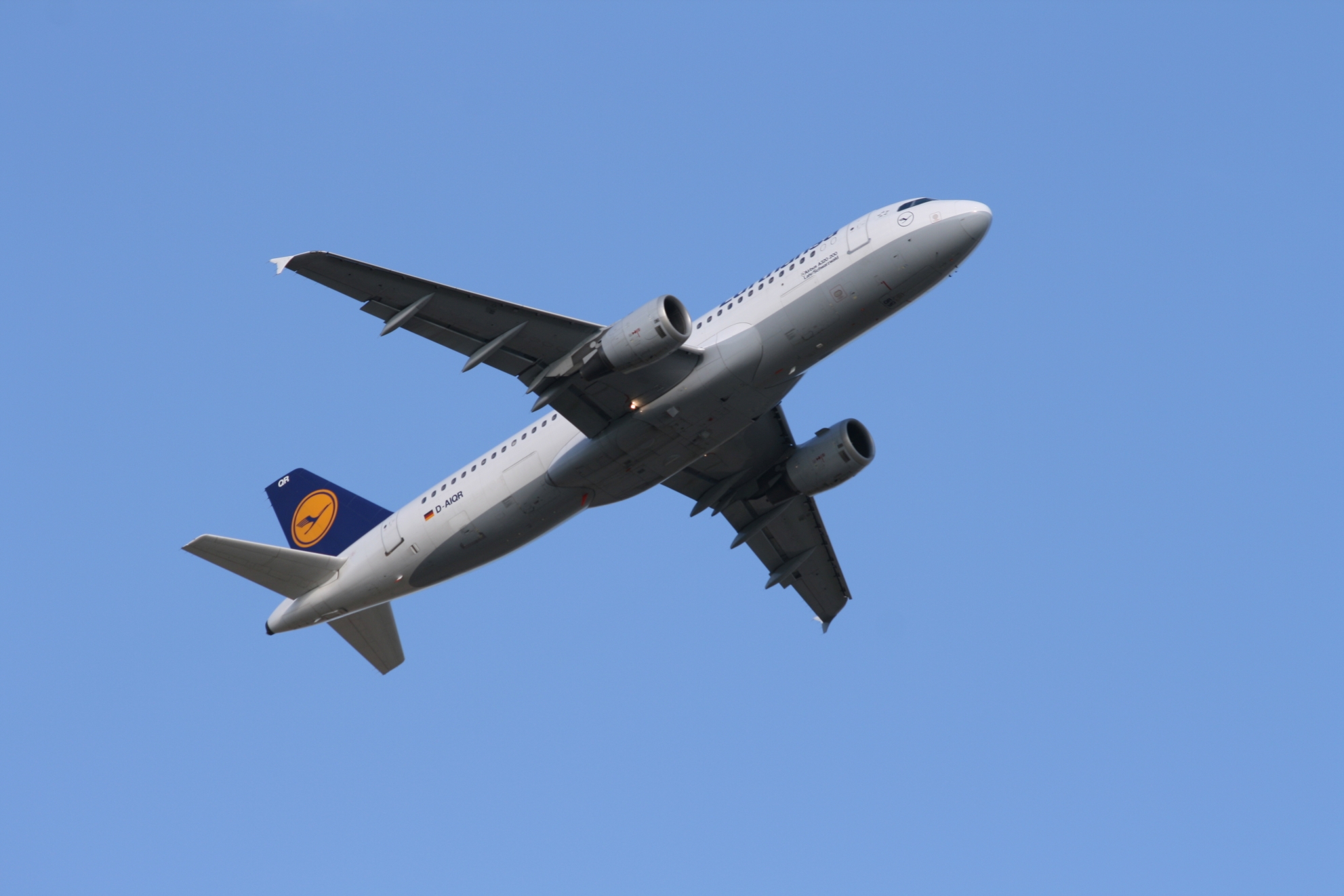 IMG_1356.JPG - D-AIQR, Lufthansa, Airbus A320-211, Helsinki - Vantaa (HEL / EFHK), Finland, May 26, 2008