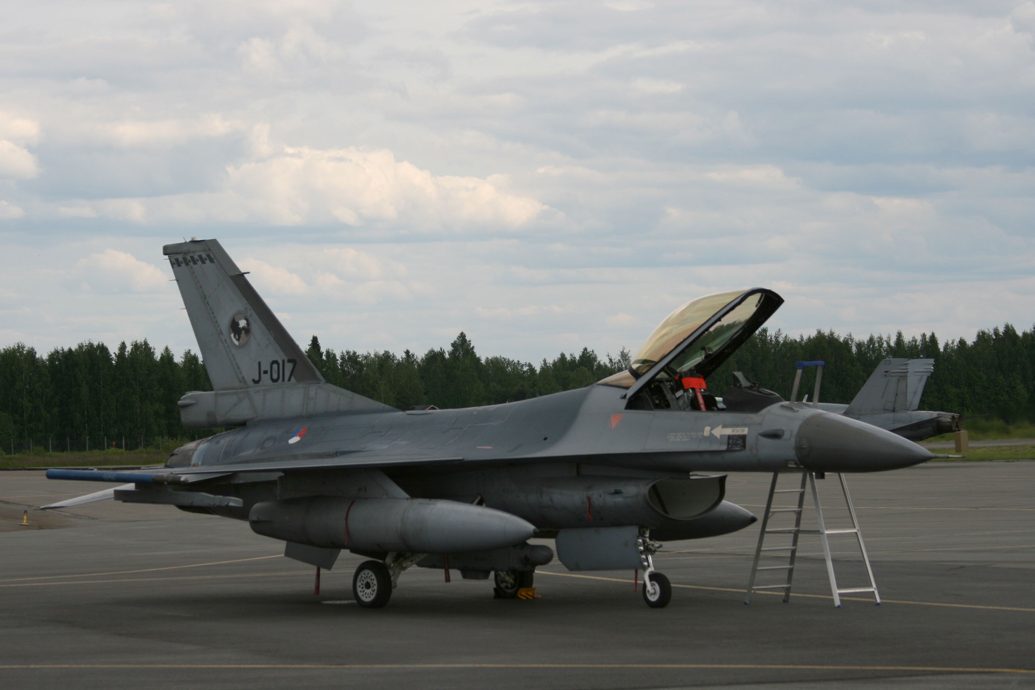 IMG_12908.JPG - J-017, Netherlands - Air Force, Fokker F-16AM Fighting Falcon, Kauhava (KAU / EFKA), Finland, June 25, 2010
