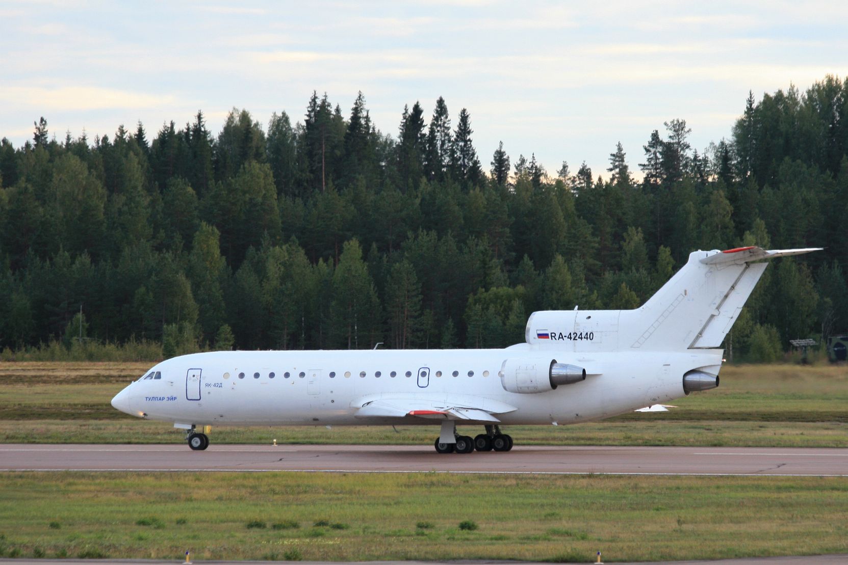 IMG_8769.JPG - RA-42440, Yakolev Yak-42D, Jyvskyl (Tikkakoski - Luonetjrvi) (JYV / EFJY), Finland, September 4, 2010