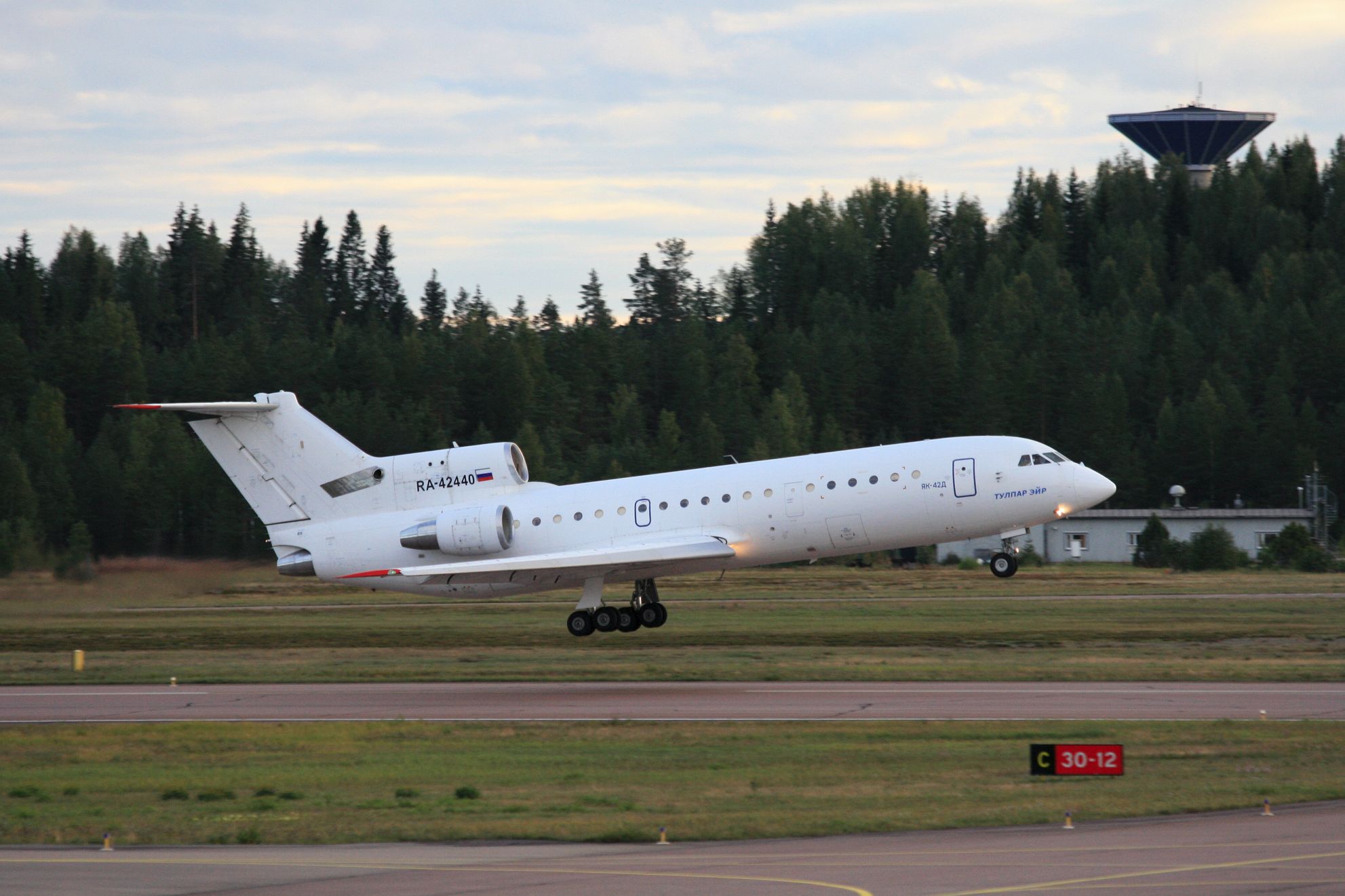 IMG_8771.JPG - RA-42440, Yakolev Yak-42D, Jyvskyl (Tikkakoski - Luonetjrvi) (JYV / EFJY), Finland, September 4, 2010