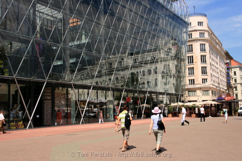 470_IMG_8008.JPG - The new and the old in Vrsmarty square