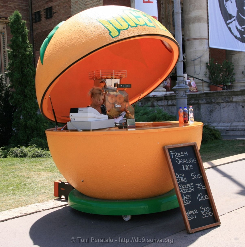 700_IMG_8247.JPG - Local way to sell orange juice