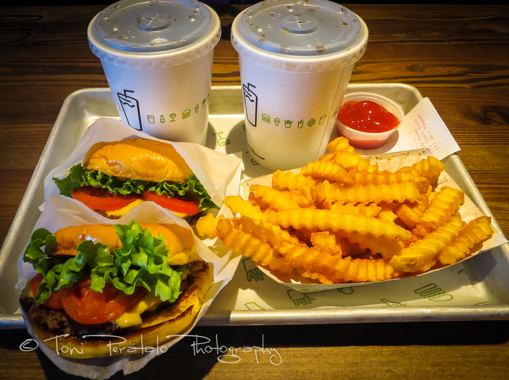 50_PS240_05219.jpg - Mmmm... hamburgers... @ Shake Shack